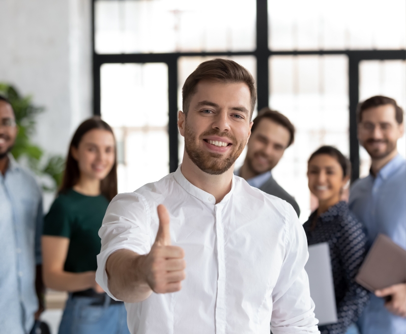 Karriere - Direkteinstieg - Studentengruppe, einer im Vordergrund mit ausgestrecktem Daumen